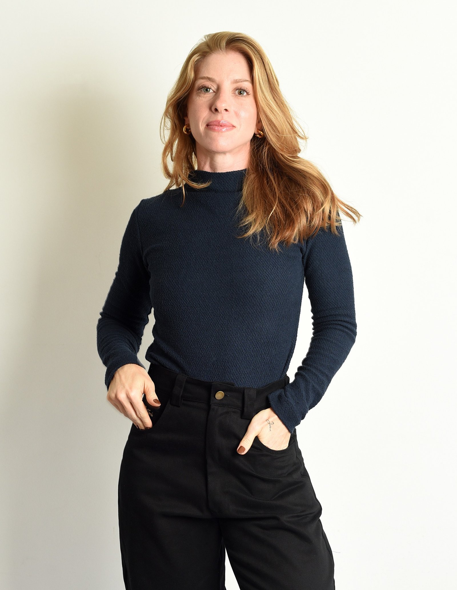 Blusa Gola azul marinho - frontal recortada