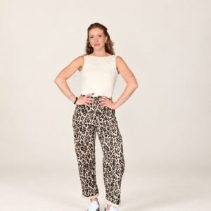 Calça Onça Bottoni em modelo, vista frontal